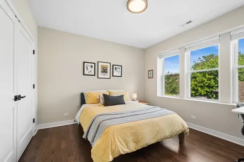 4844 North Hoyne Avenue Chicago IL 60625