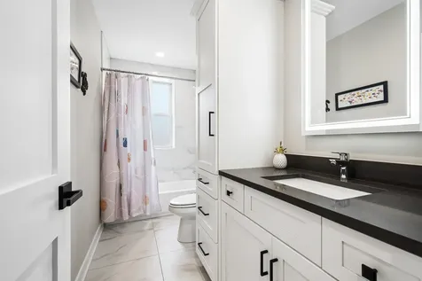 4844 North Hoyne Avenue Chicago IL 60625