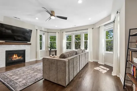 4844 North Hoyne Avenue Chicago IL 60625