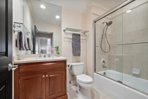 563 Greenway Drive Lake Forest IL 60045