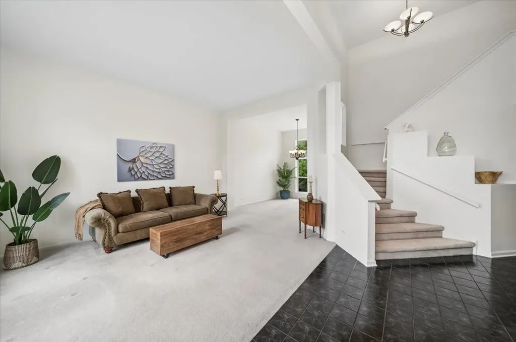 645 Chestnut Drive Carol Stream IL 60188