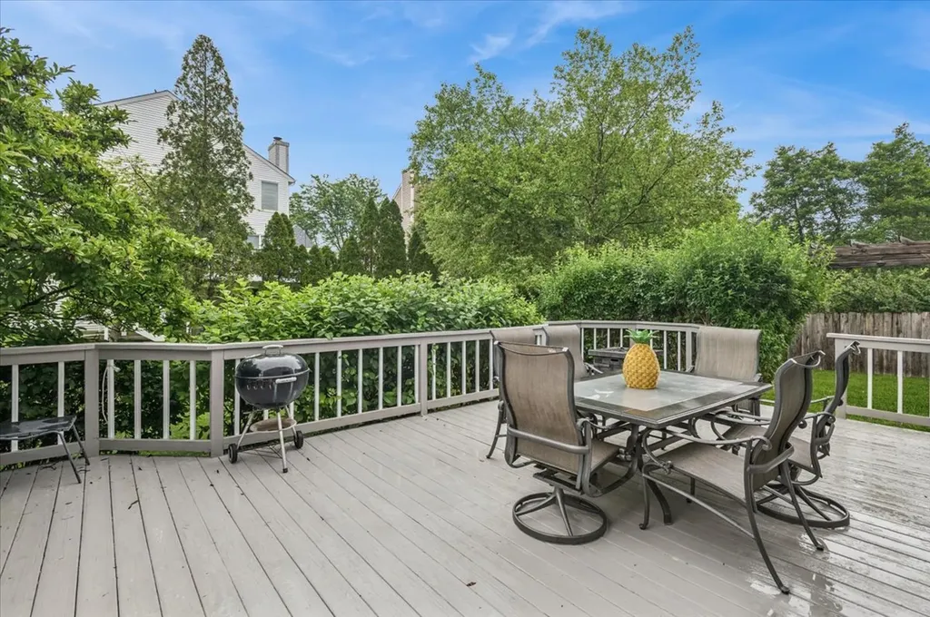 645 Chestnut Drive Carol Stream IL 60188