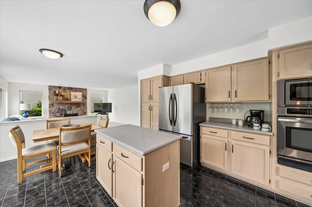 645 Chestnut Drive Carol Stream IL 60188