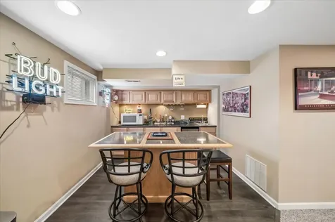 645 Chestnut Drive Carol Stream IL 60188