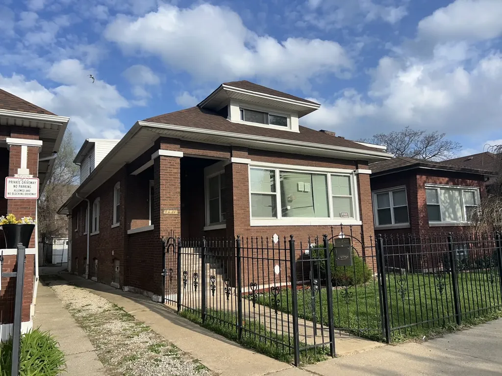 7221 South Bennett Avenue Chicago IL 60649