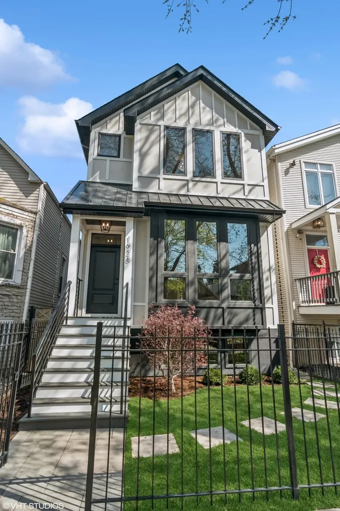 2062 West Belle Plaine Avenue Chicago IL 60618