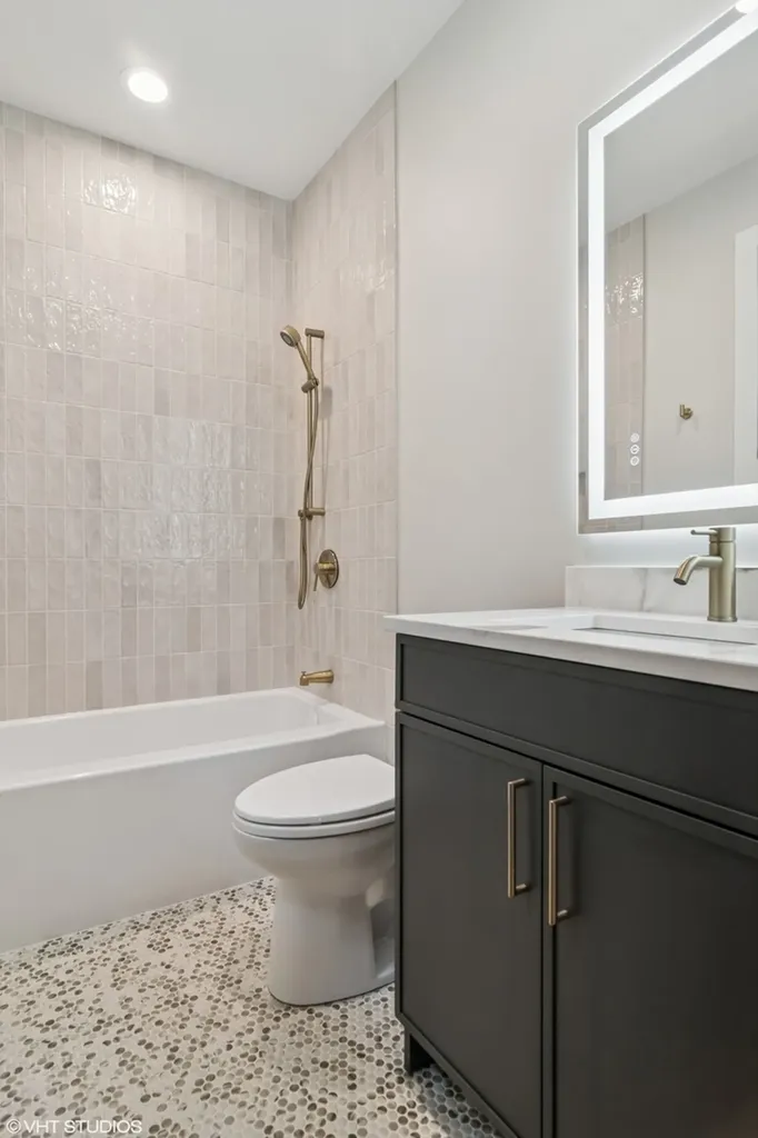 2062 West Belle Plaine Avenue Chicago IL 60618