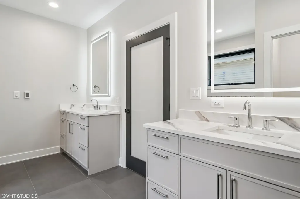 2062 West Belle Plaine Avenue Chicago IL 60618