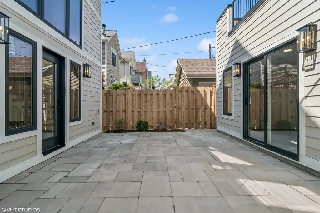 2062 West Belle Plaine Avenue Chicago IL 60618