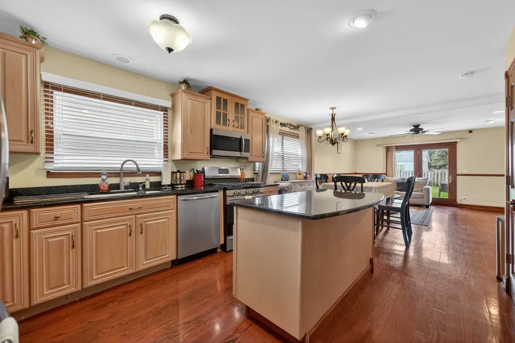 376 Canyon Trail Carol Stream IL 60188