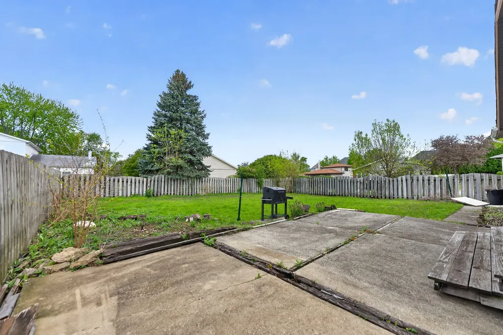 376 Canyon Trail Carol Stream IL 60188