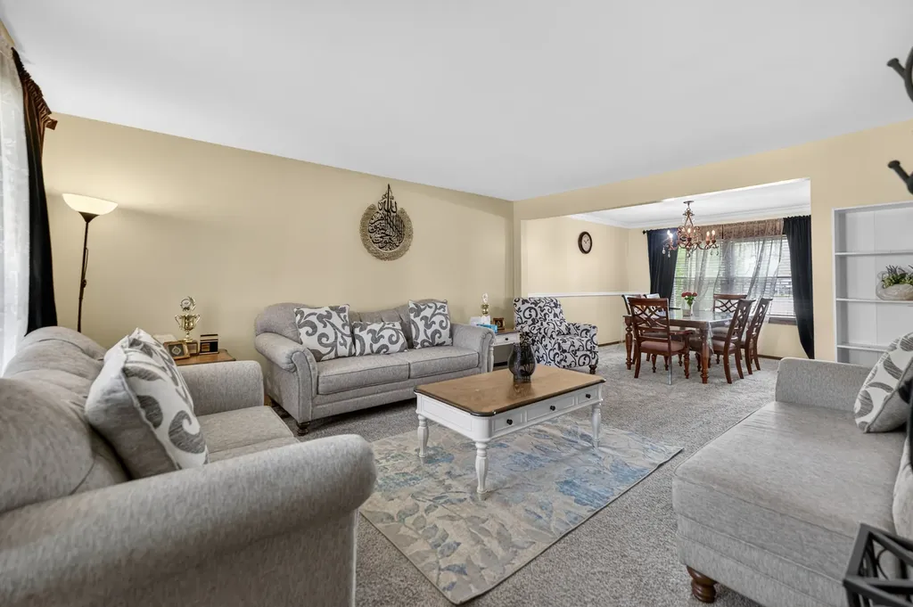 376 Canyon Trail Carol Stream IL 60188