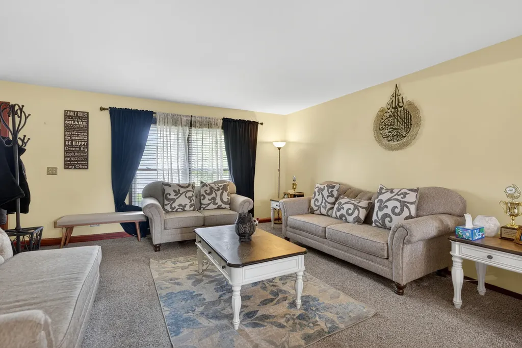376 Canyon Trail Carol Stream IL 60188