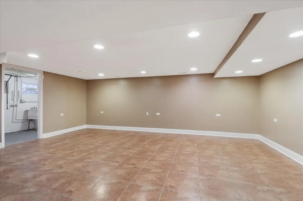 8053 South Stewart Street Chicago IL 60620