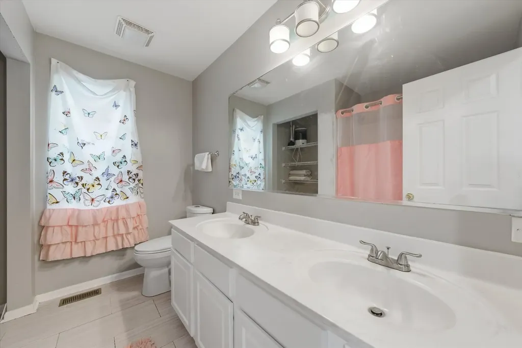 1571 Woodland Lane Bolingbrook IL 60490