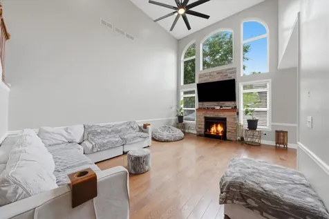 1571 Woodland Lane Bolingbrook IL 60490