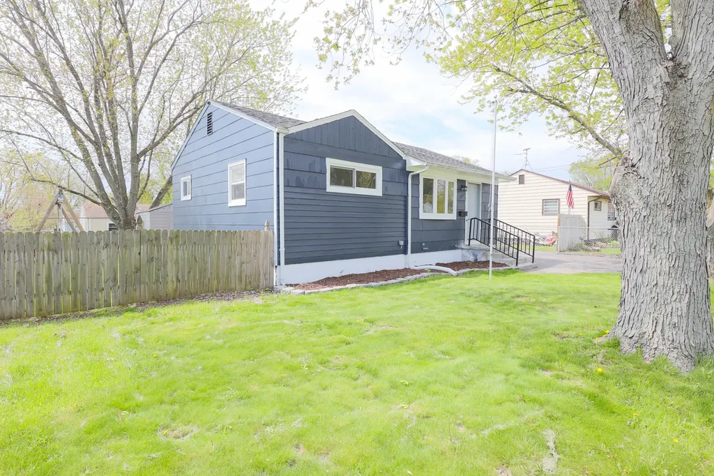 1733 Ballentine Street Waukegan IL 60087
