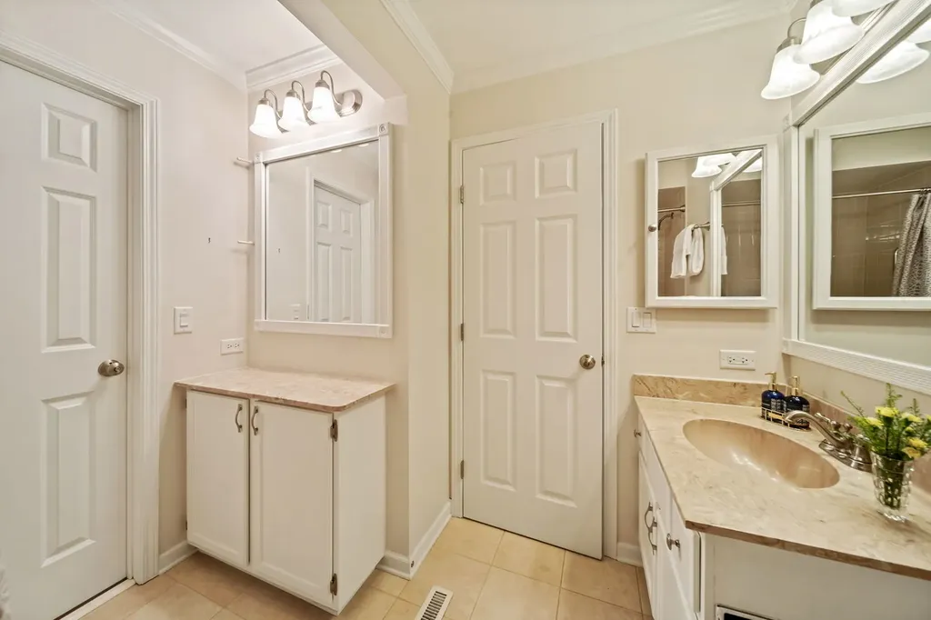 228 Brookside Lane Willowbrook IL 60527