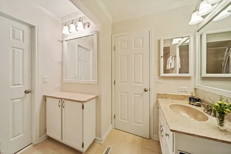 228 Brookside Lane Willowbrook IL 60527