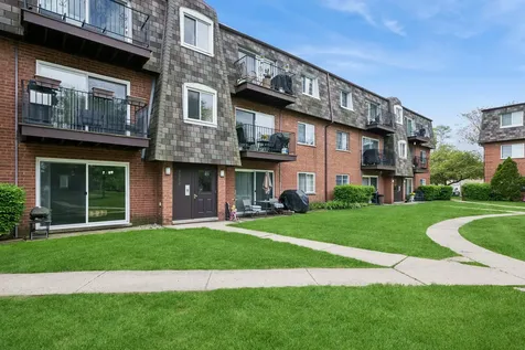 9352 Bay Colony Drive Des Plaines IL 60016