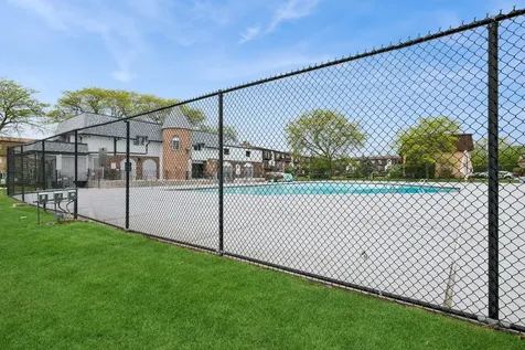 9352 Bay Colony Drive Des Plaines IL 60016