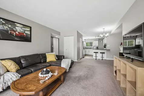 9352 Bay Colony Drive Des Plaines IL 60016