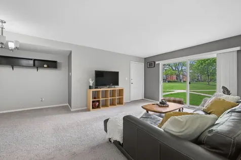 9352 Bay Colony Drive Des Plaines IL 60016