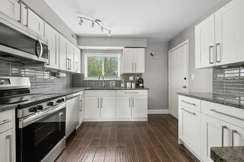 9352 Bay Colony Drive Des Plaines IL 60016