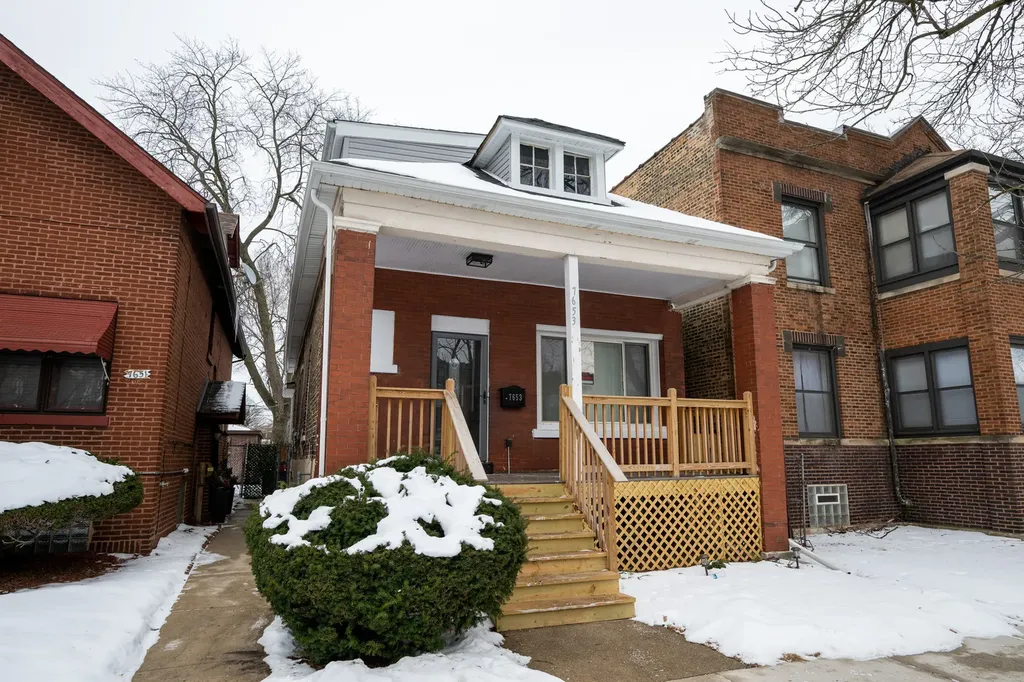 7653 South Saint Lawrence Avenue Chicago IL 60619