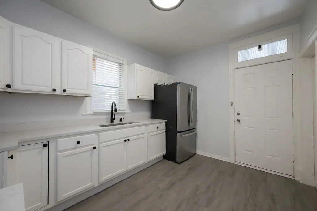 7653 South Saint Lawrence Avenue Chicago IL 60619