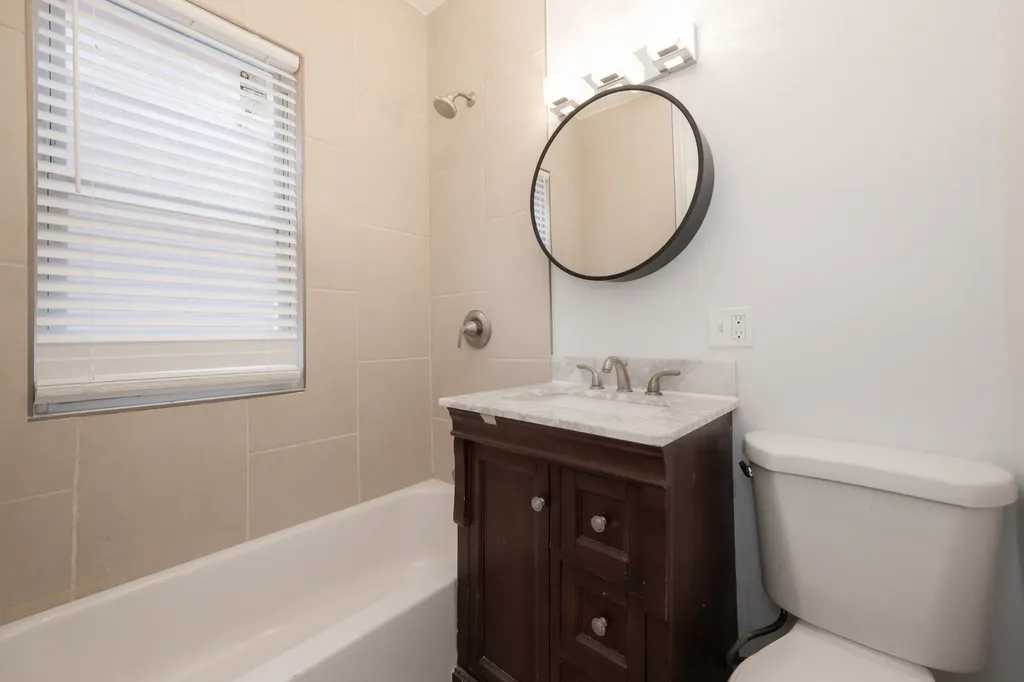 7653 South Saint Lawrence Avenue Chicago IL 60619