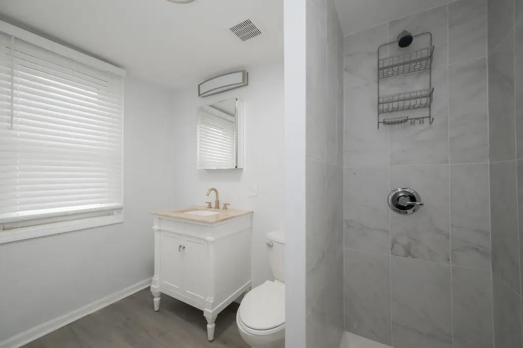7653 South Saint Lawrence Avenue Chicago IL 60619