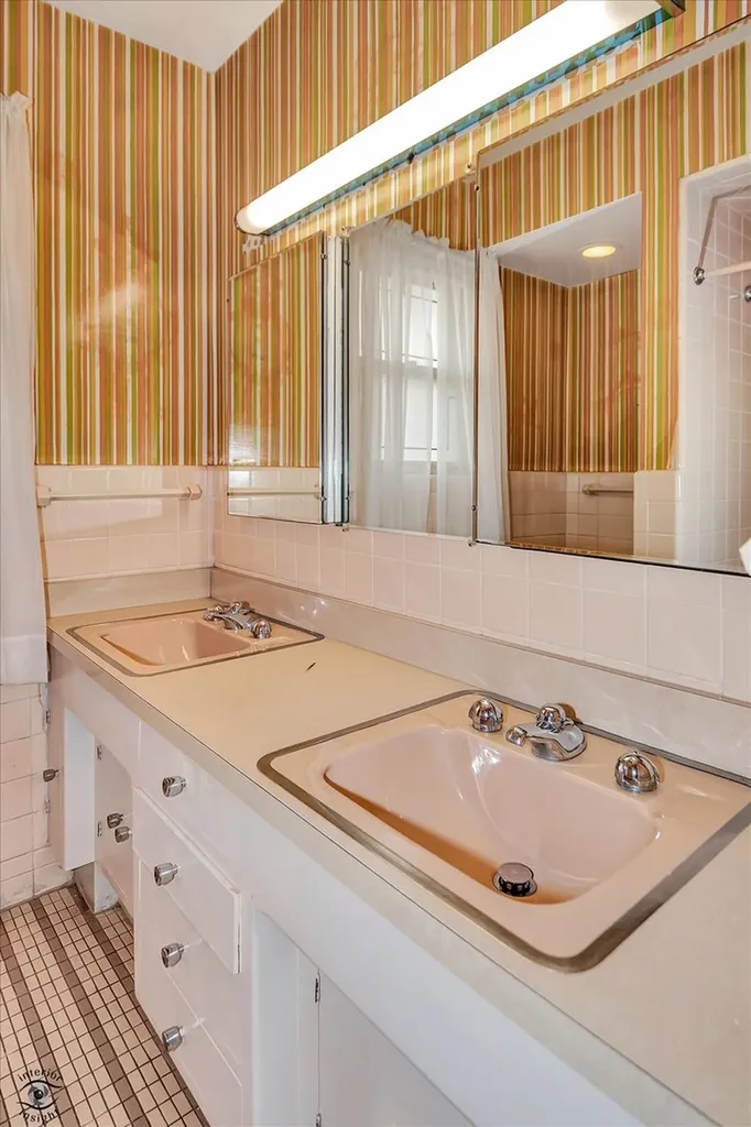 9139 South Oakley Avenue Chicago IL 60643