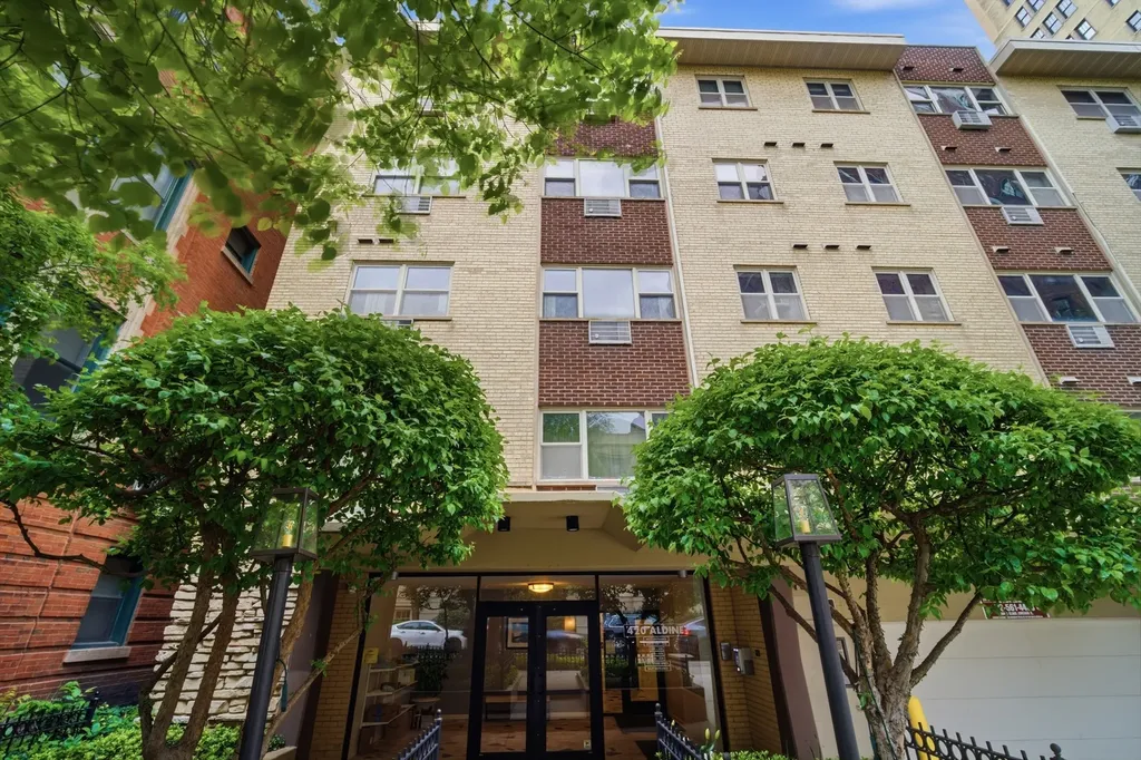 420 West Aldine Avenue Chicago IL 60657