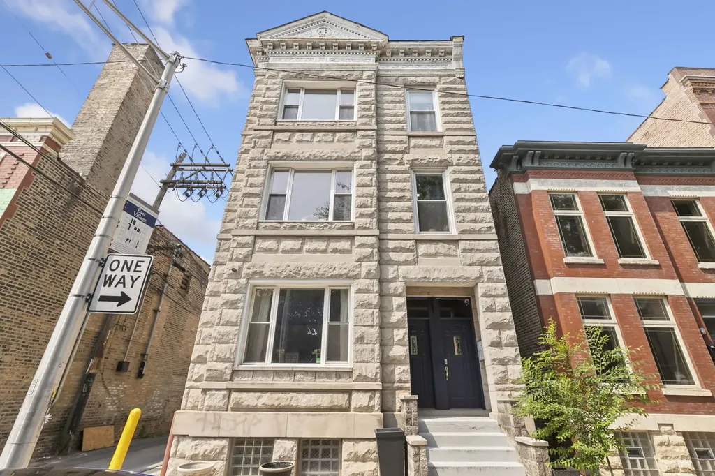 814 North Hermitage Avenue Chicago IL 60622
