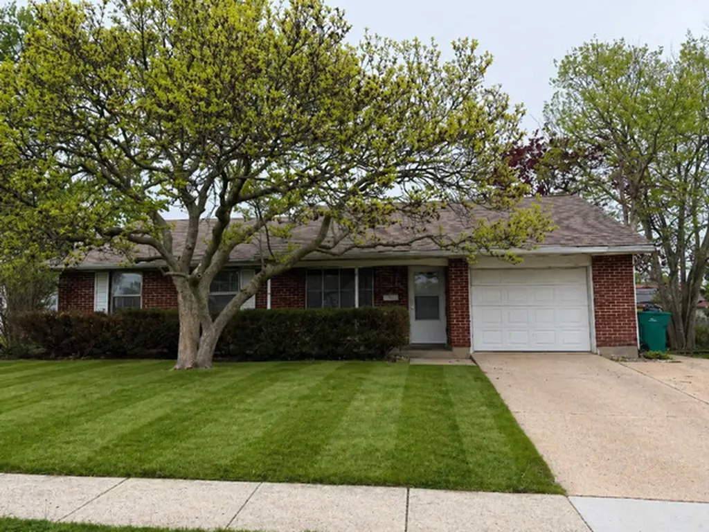 713 Essex Avenue Romeoville IL 60446