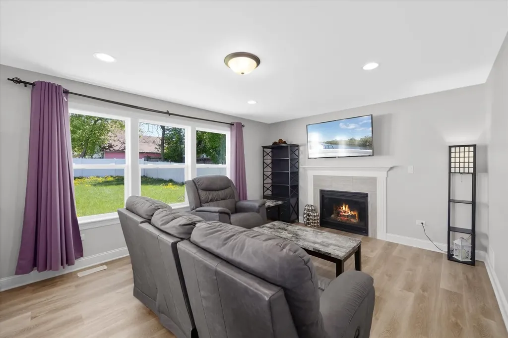 24 Rose Street Aurora IL 60505
