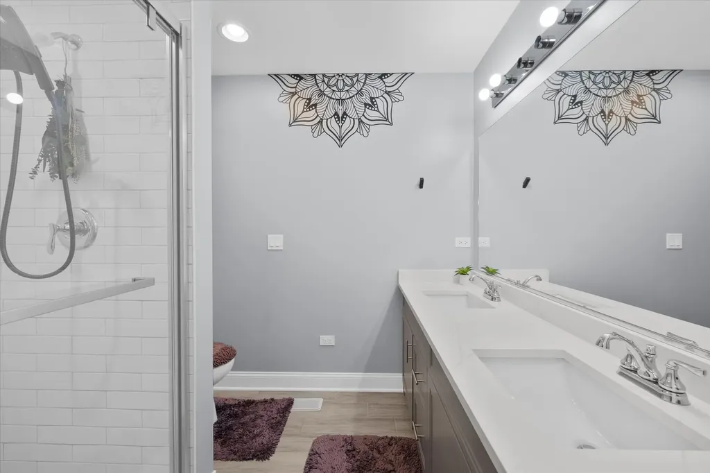 24 Rose Street Aurora IL 60505