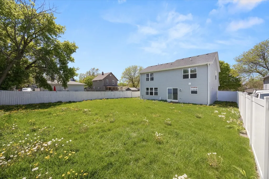 24 Rose Street Aurora IL 60505