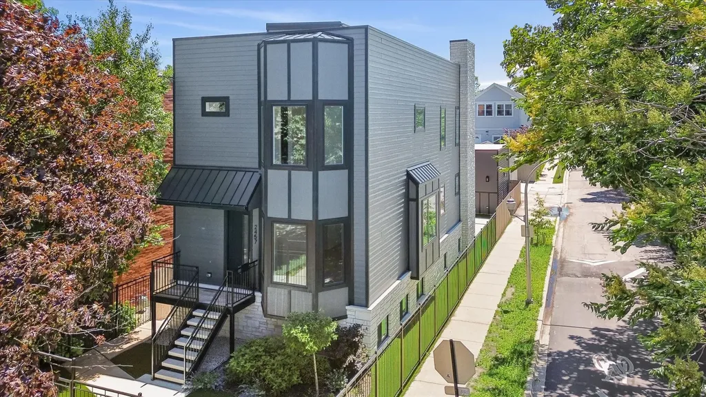 2457 West Byron Street Chicago IL 60618