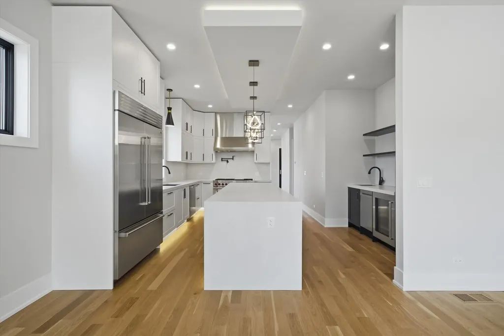 2457 West Byron Street Chicago IL 60618