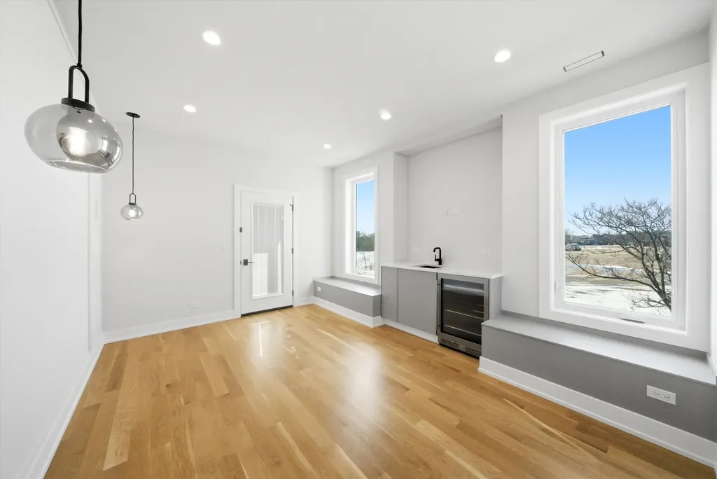 2457 West Byron Street Chicago IL 60618