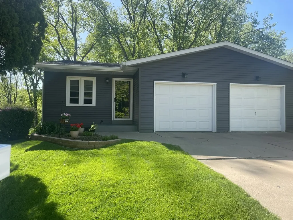 8317 10TH Street W Rock Island IL 61201