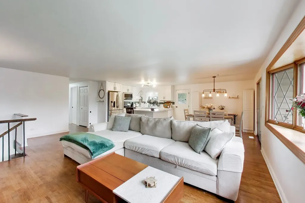 533 Carr Court Schaumburg IL 60193