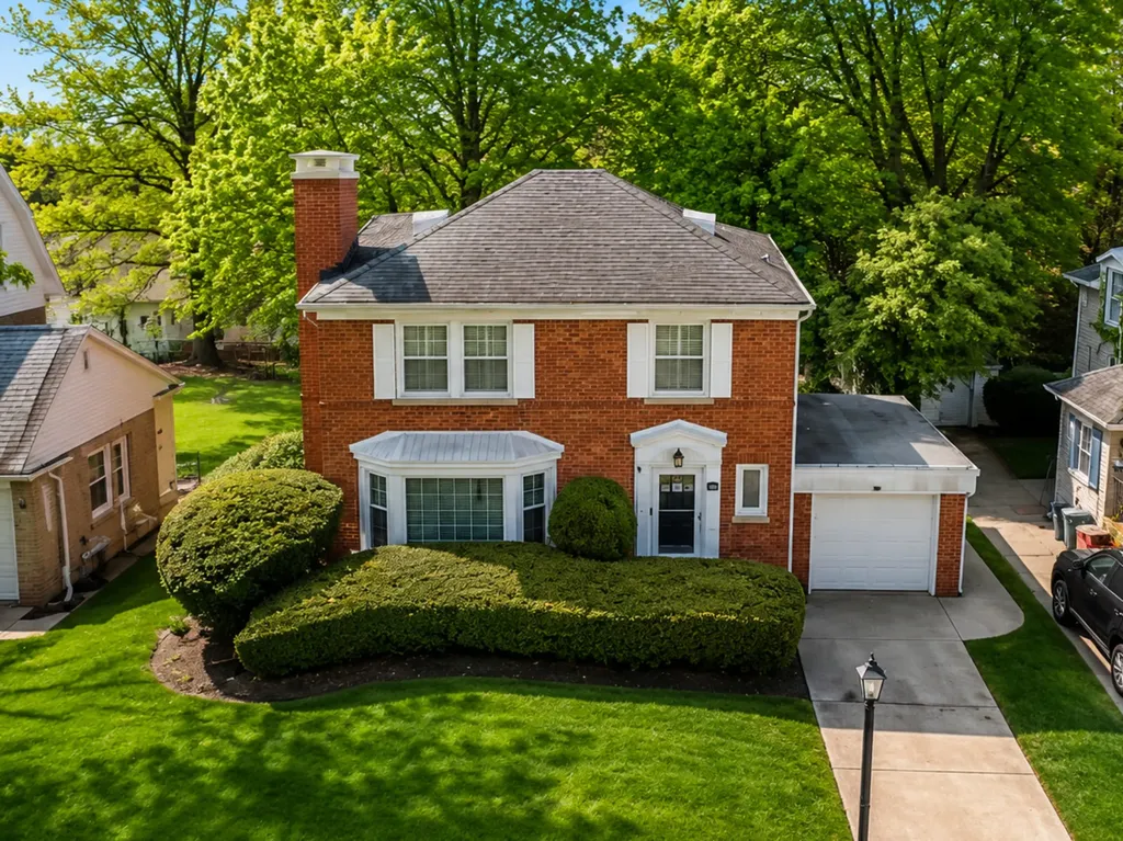 6822 North Kenton Avenue Lincolnwood IL 60712