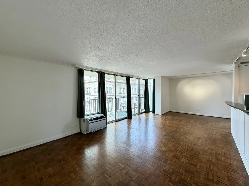71 East Division Street Chicago IL 60610