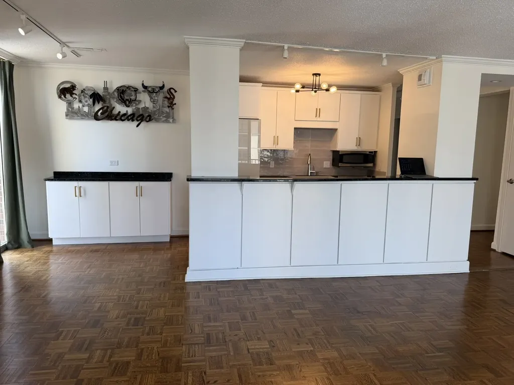 71 East Division Street Chicago IL 60610