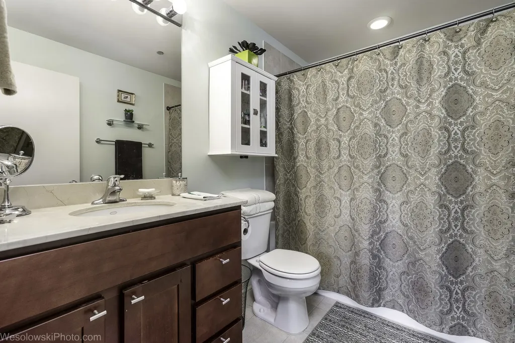 1122 West Catalpa Avenue Chicago IL 60640