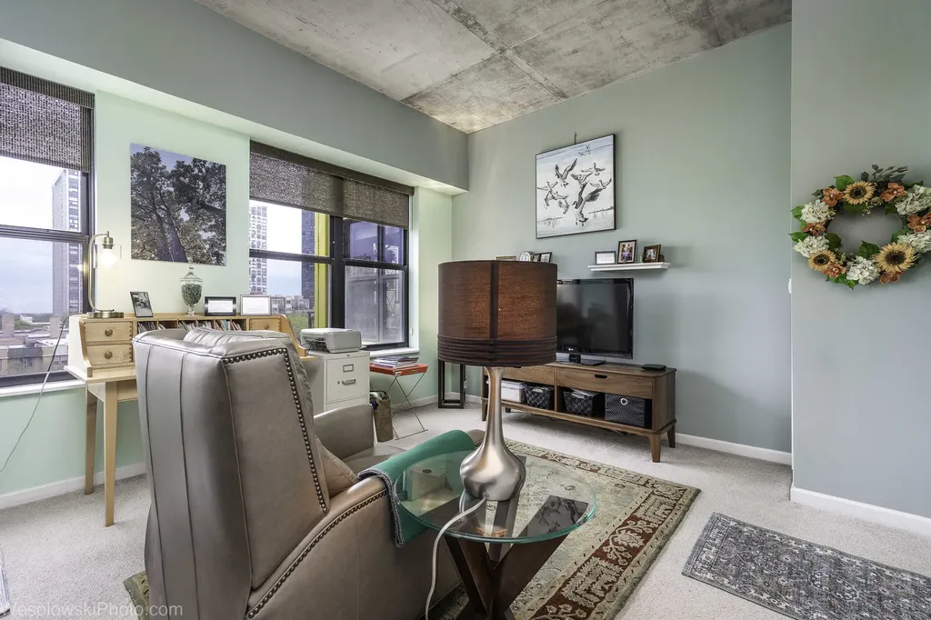 1122 West Catalpa Avenue Chicago IL 60640