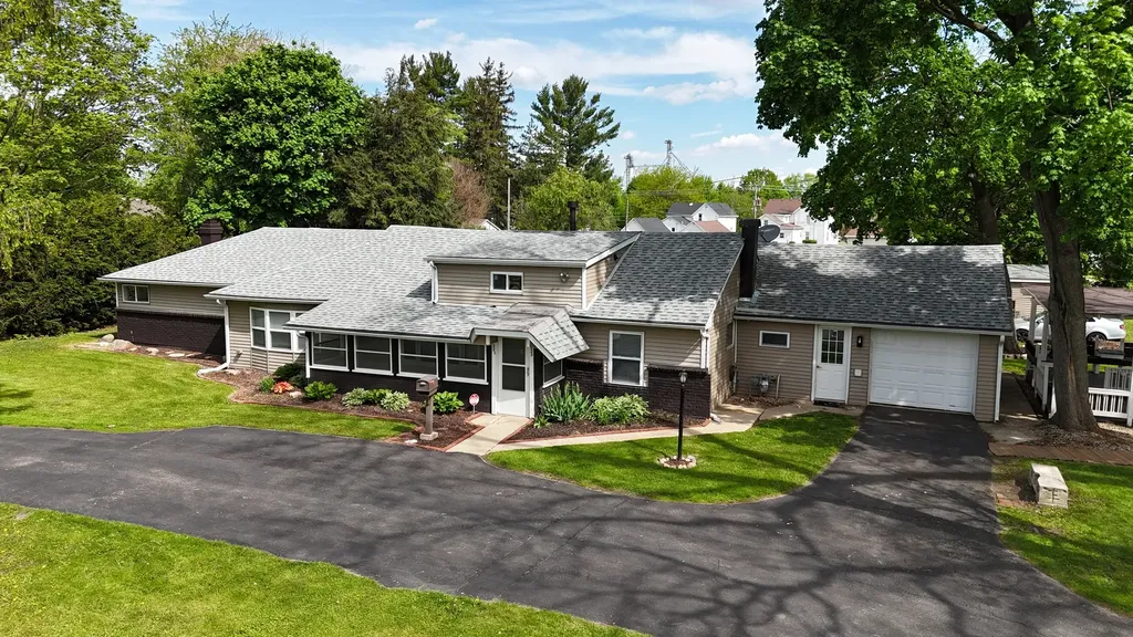 221 Central Avenue Genoa IL 60135